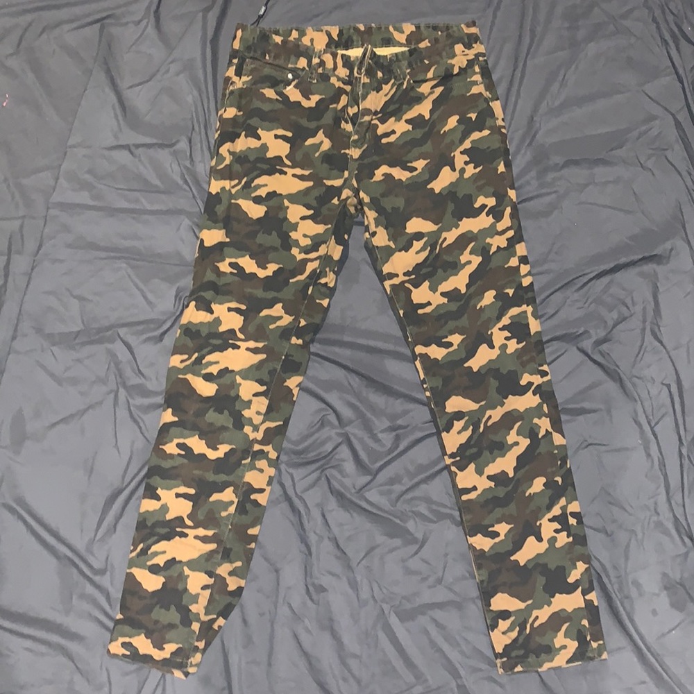 Mens Camouflage design pants. Size 34